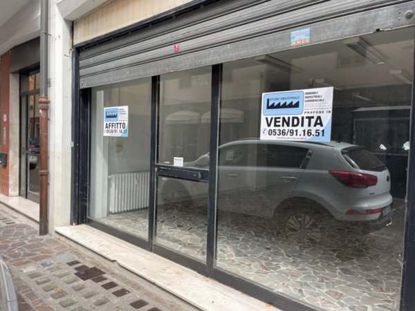 negozio in vendita a Sassuolo in zona Centro Storico / San Giorgio