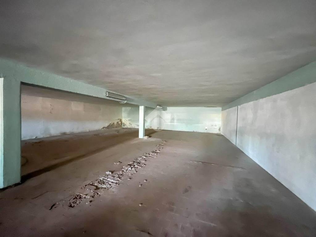 locale commerciale in vendita a Savignano sul Panaro in zona Garofano