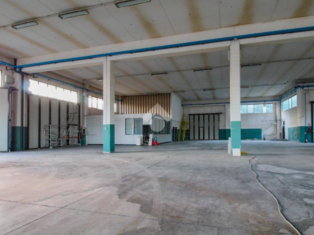 locale commerciale in vendita a Savignano sul Panaro in zona Garofano