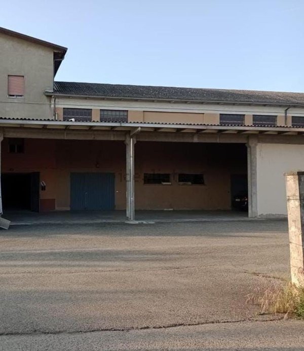 locale di sgombero in vendita a Savignano sul Panaro in zona Garofano