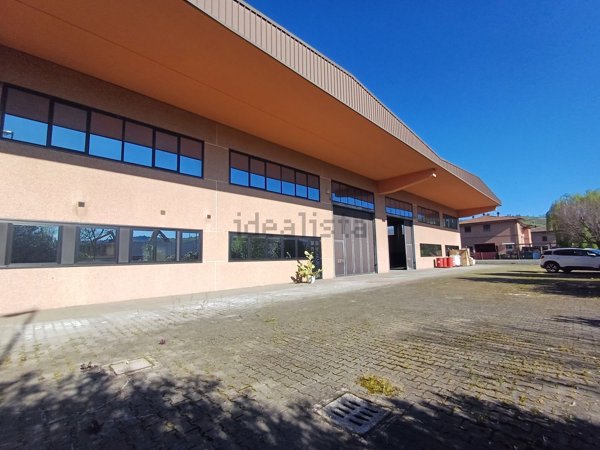 locale commerciale in vendita a Savignano sul Panaro in zona Garofano