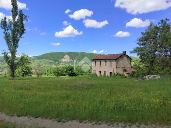 villa in vendita a Serramazzoni in zona Pompeano