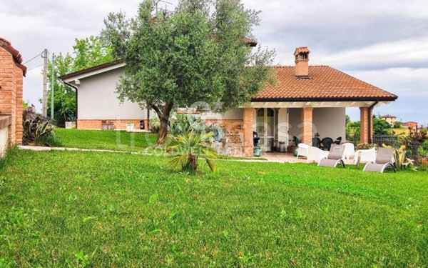 casa indipendente in vendita a Serramazzoni in zona Pazzano