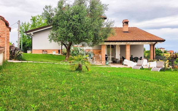casa indipendente in vendita a Serramazzoni in zona Pazzano