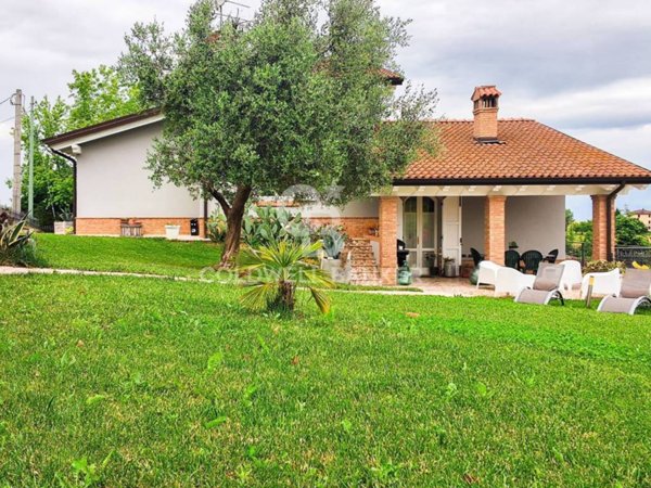 casa indipendente in vendita a Serramazzoni in zona Pazzano