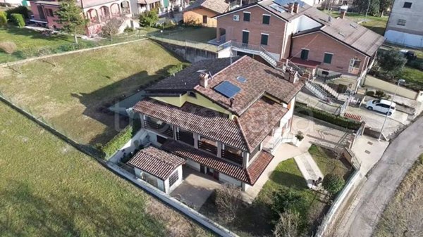 casa indipendente in vendita a Serramazzoni in zona Pazzano