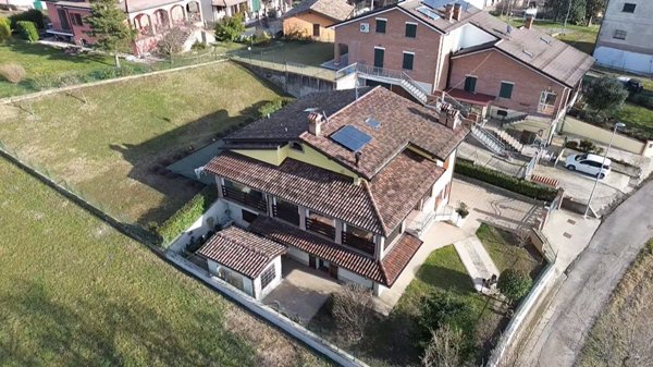 casa indipendente in vendita a Serramazzoni in zona Pazzano