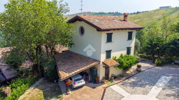 casa indipendente in vendita a Serramazzoni in zona Riccò