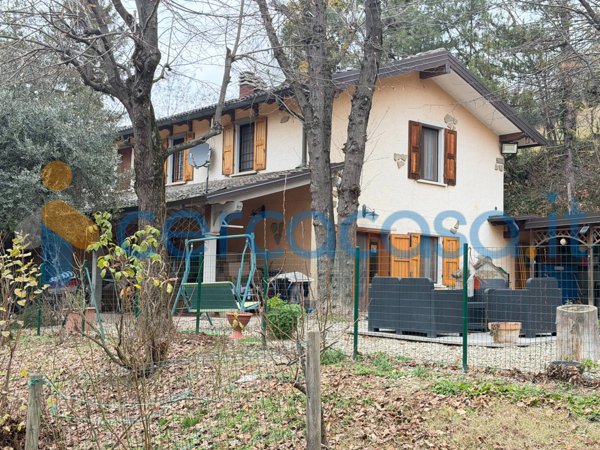 casa indipendente in vendita a Serramazzoni in zona Riccò
