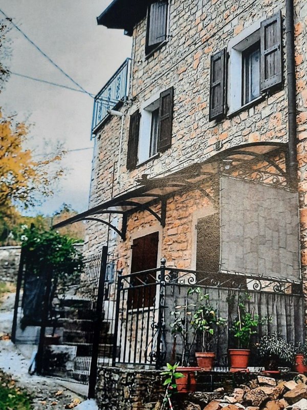 casa semindipendente in vendita a Serramazzoni in zona Riccò