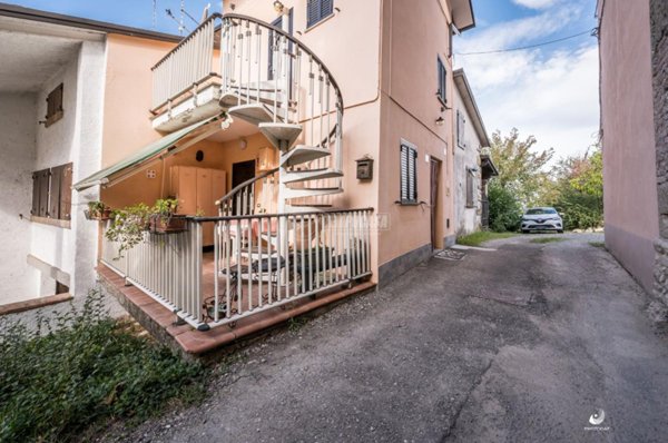 appartamento in vendita a Serramazzoni in zona Varana