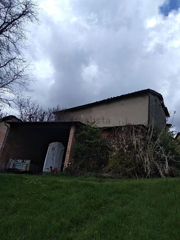 pentavano in vendita a Serramazzoni in zona Faeto