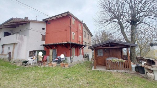 pentavano in vendita a Serramazzoni in zona Riccò