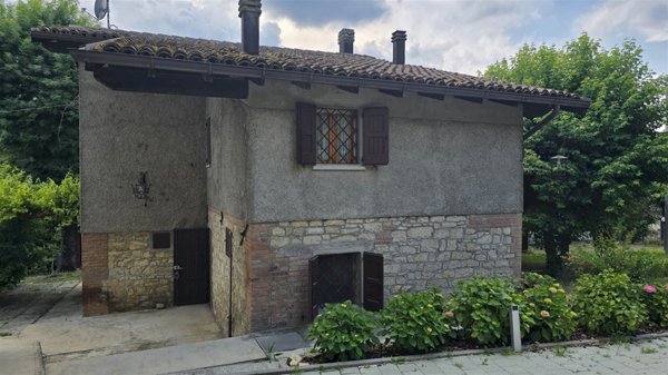 casa indipendente in vendita a Serramazzoni in zona Riccò