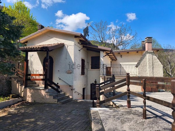 casa indipendente in vendita a Sestola in zona Pian del Falco