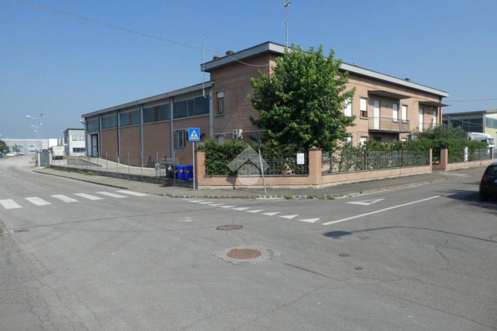 locale commerciale in vendita a Soliera in zona Sozzigalli