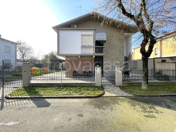 casa indipendente in vendita a Soliera
