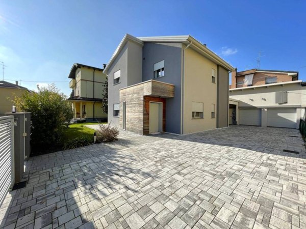 casa indipendente in vendita a Soliera