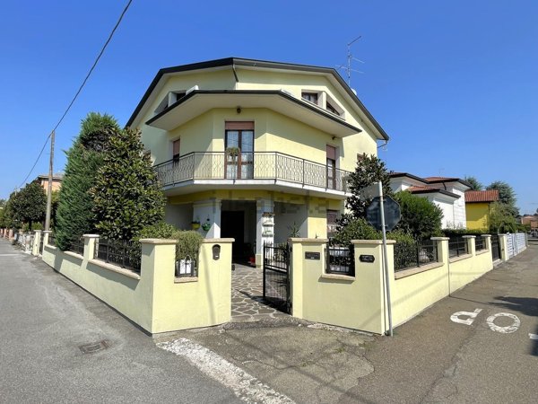 casa indipendente in vendita a Soliera
