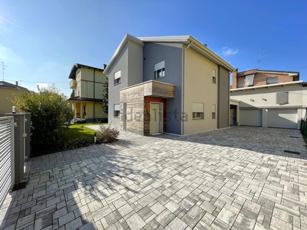 casa indipendente in vendita a Soliera