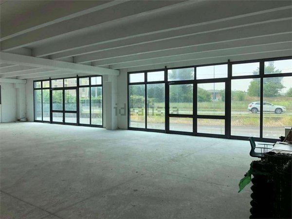 locale commerciale in vendita a Soliera