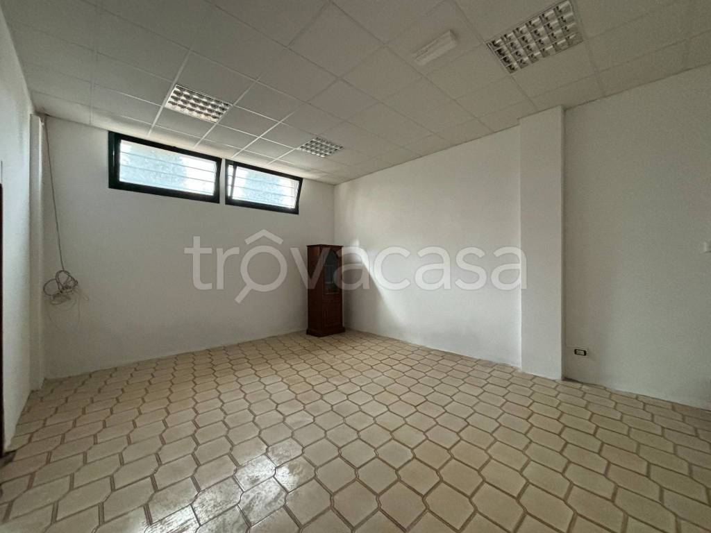 locale di sgombero in vendita a Vignola