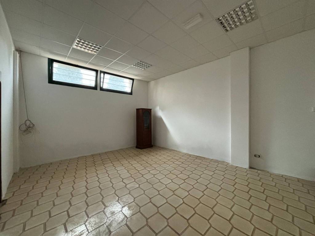locale di sgombero in vendita a Vignola