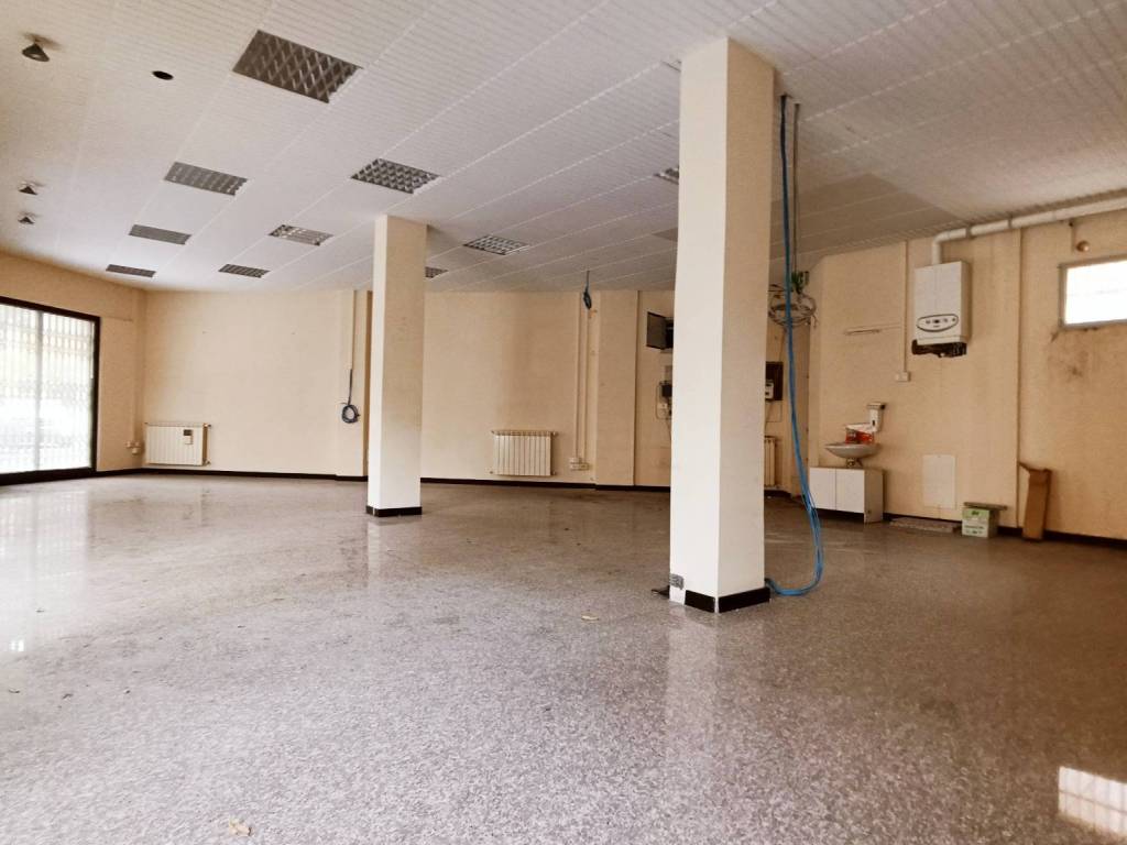 negozio in vendita a Vignola