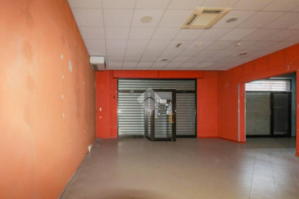 negozio in vendita a Vignola