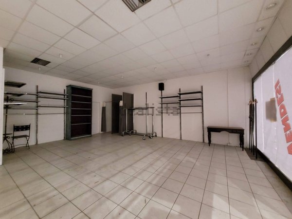 negozio in vendita a Vignola