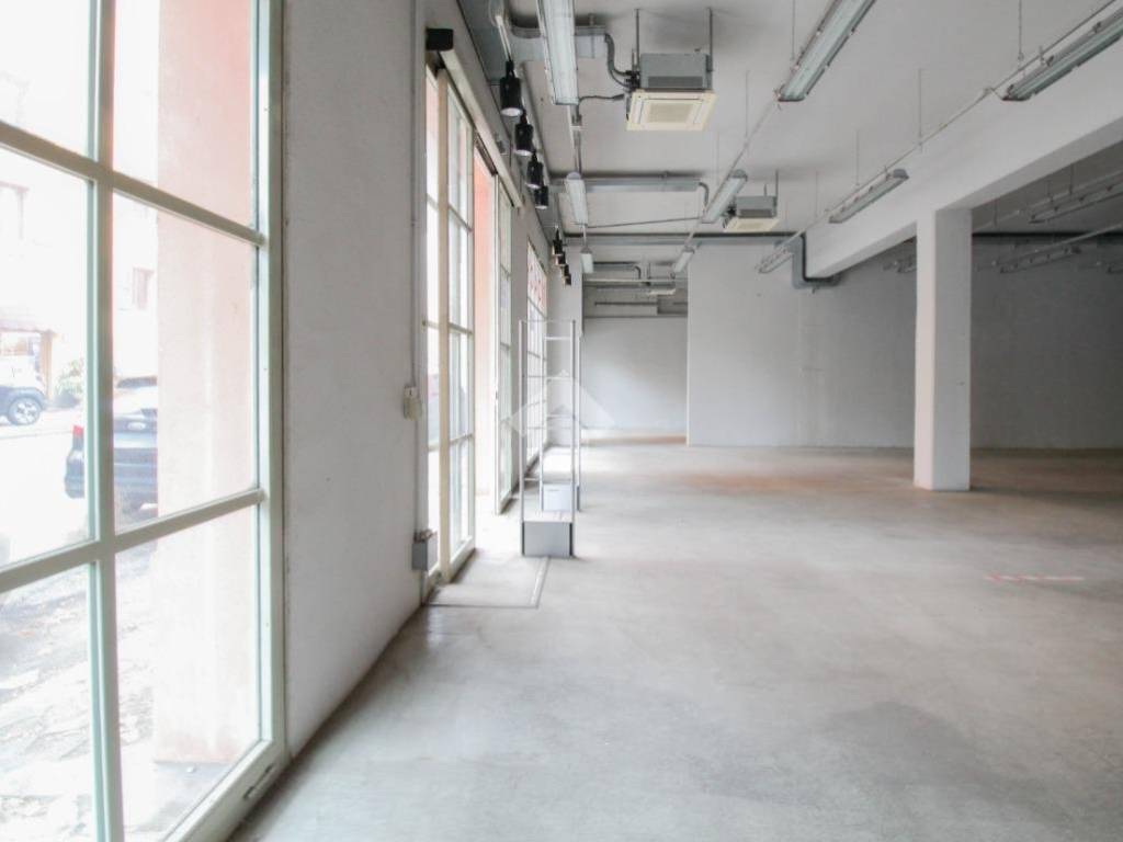 negozio in vendita a Vignola