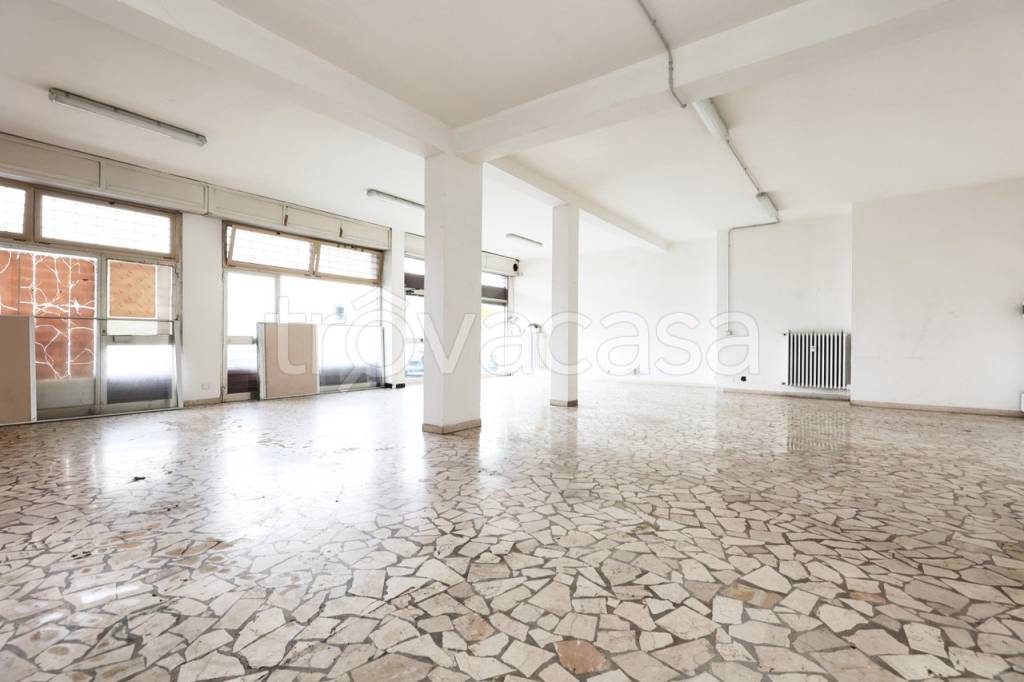negozio in vendita a Vignola