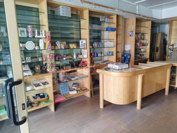 negozio in vendita a Vignola in zona Pratomaggiore