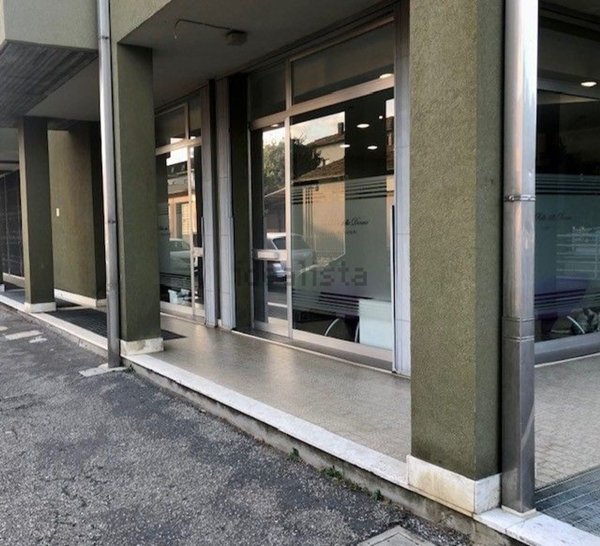 negozio in vendita a Vignola in zona Pratomaggiore