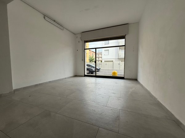 negozio in vendita a Vignola in zona Pratomaggiore
