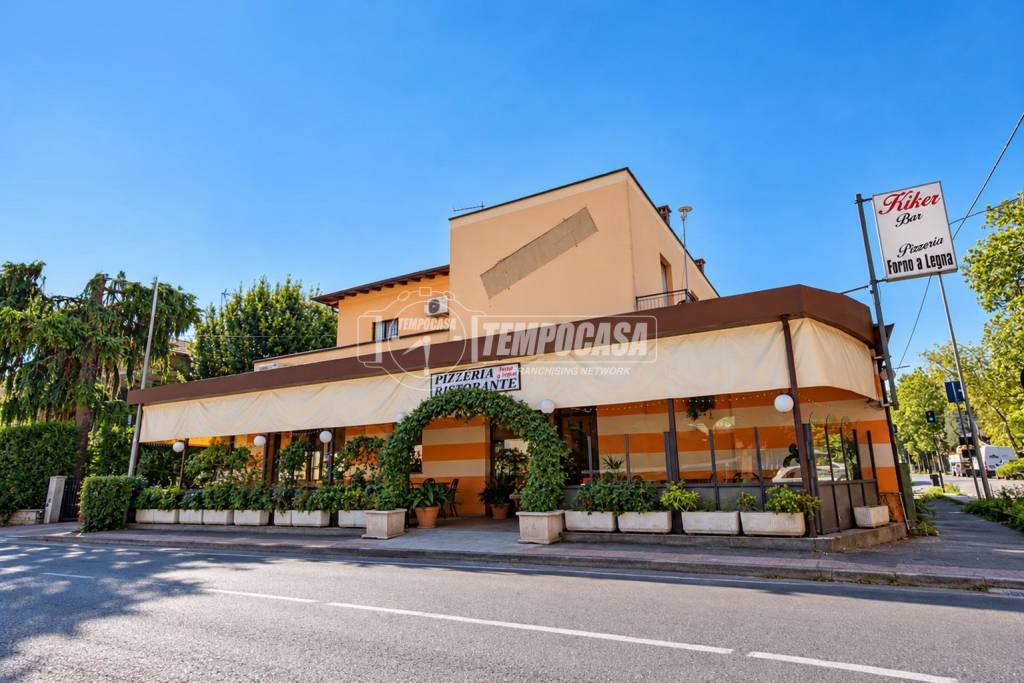 negozio in vendita a Vignola in zona Pratomaggiore