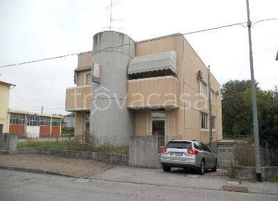 negozio in vendita ad Argelato in zona Funo