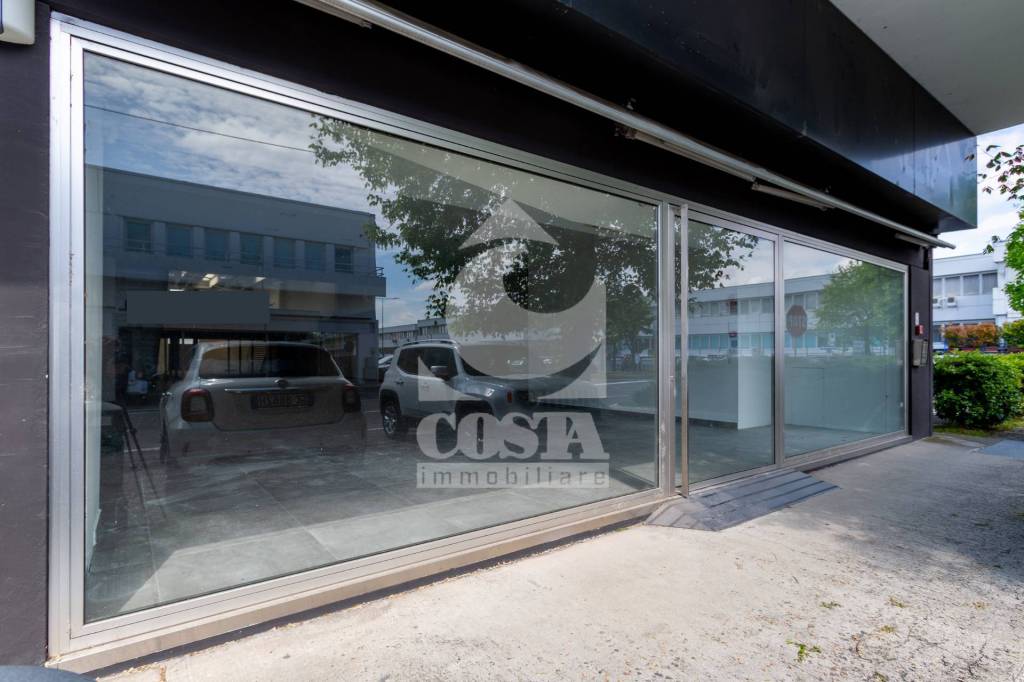 negozio in vendita ad Argelato in zona Funo