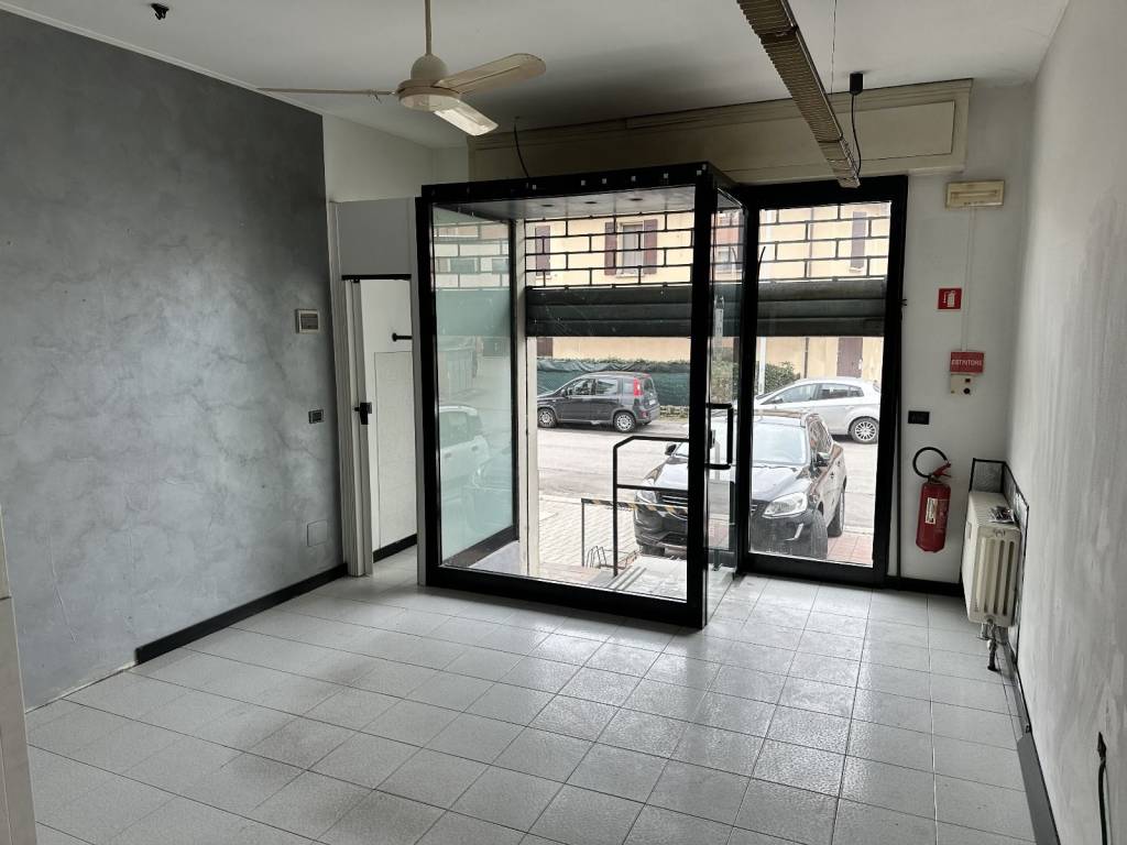negozio in vendita ad Argelato in zona Funo
