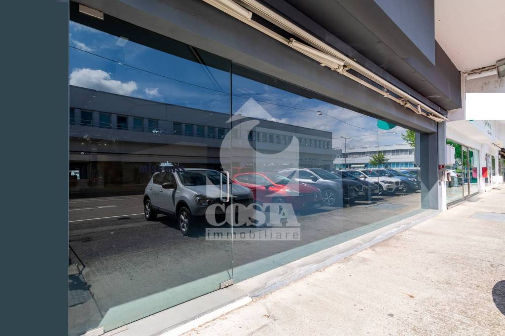 negozio in vendita ad Argelato in zona Funo