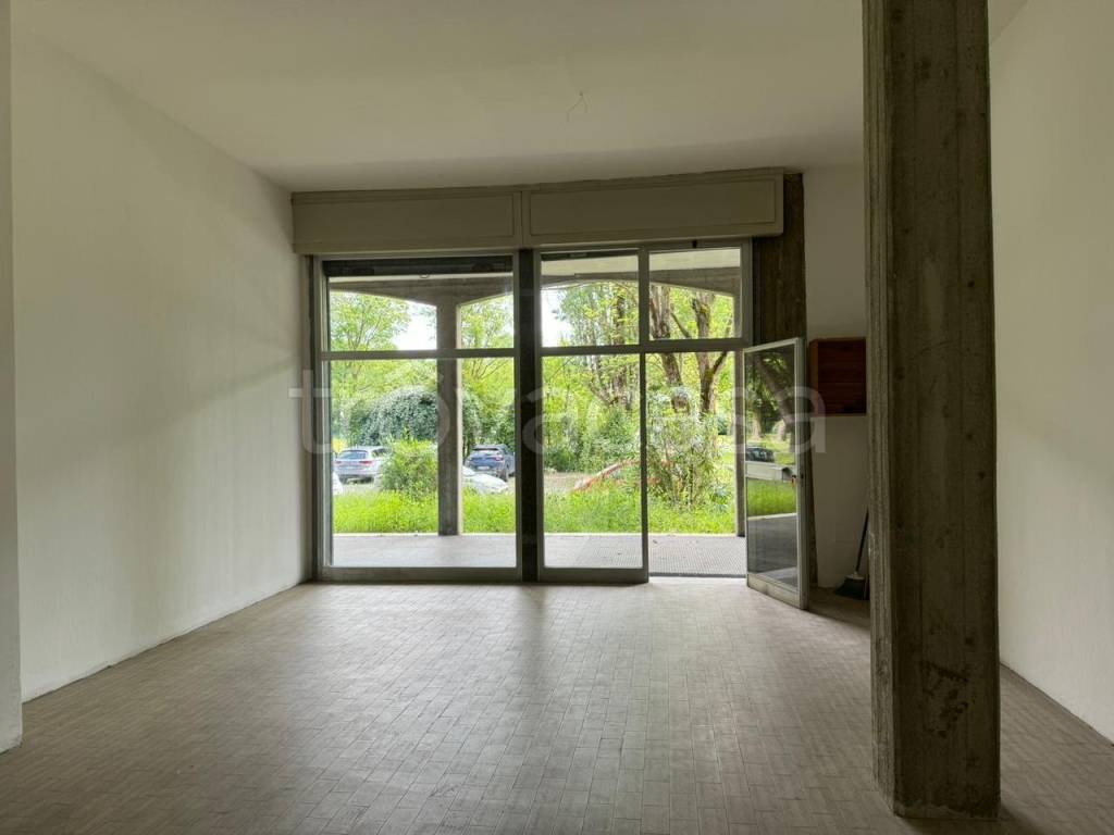 negozio in vendita ad Argelato in zona Funo