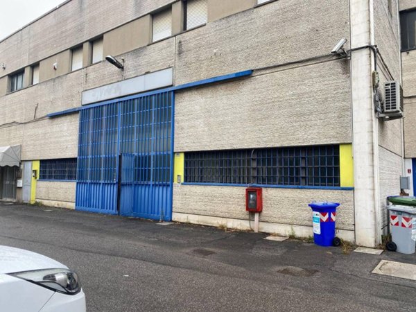 locale commerciale in vendita a Bologna in zona Pilastro