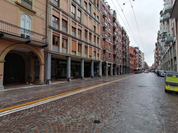 negozio in vendita a Bologna in zona Quartiere Porto