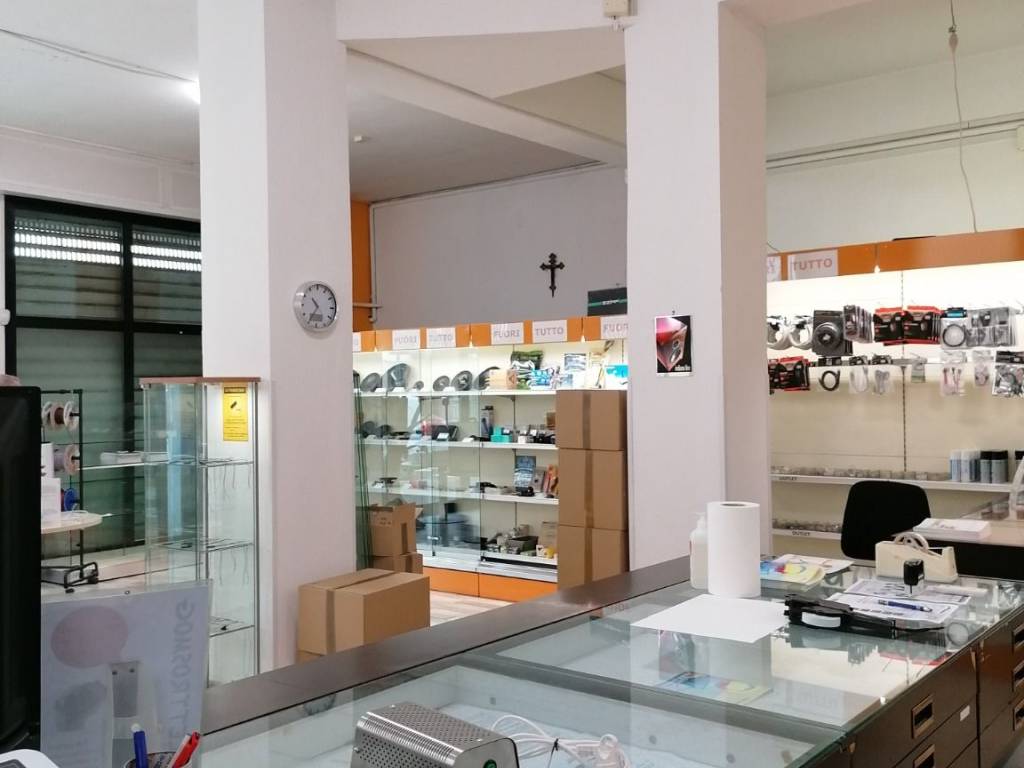negozio in vendita a Bologna in zona Saragozza