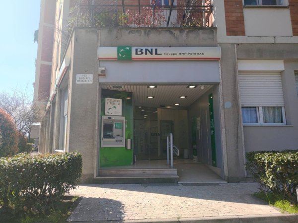 locale commerciale in vendita a Bologna in zona San Vitale