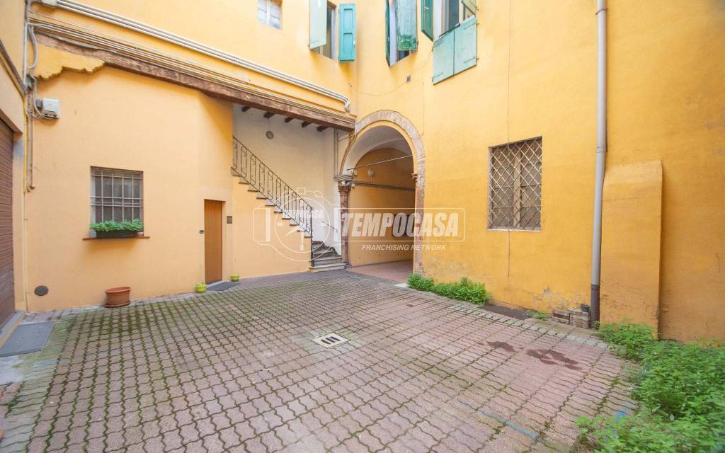 locale commerciale in vendita a Bologna in zona Quartiere Porto