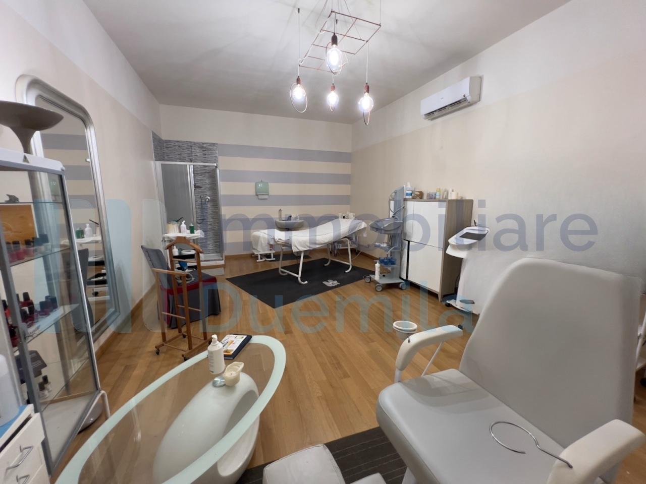 locale commerciale in vendita a Bologna in zona Santo Stefano