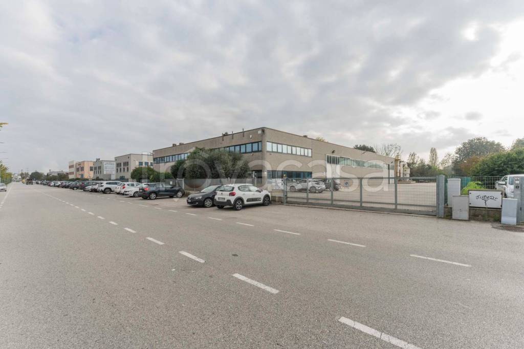 capannone in vendita a Bologna in zona Bolognina