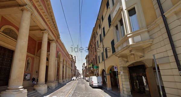 locale commerciale in vendita a Bologna in zona Santo Stefano