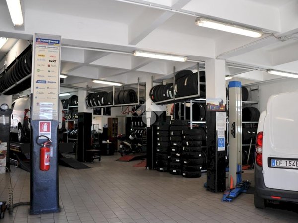 locale commerciale in vendita a Bologna